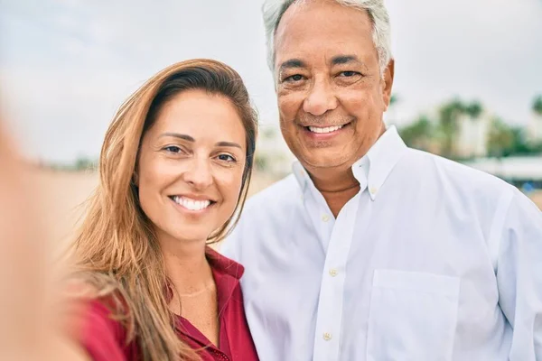 Mediana Edad Pareja Hispana Sonriendo Feliz Haciendo Selfie Por Cámara —  Fotos de Stock