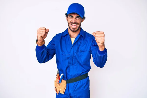 Bonito Jovem Com Cabelo Encaracolado Urso Weaing Handyman Uniforme Irritado — Fotografia de Stock