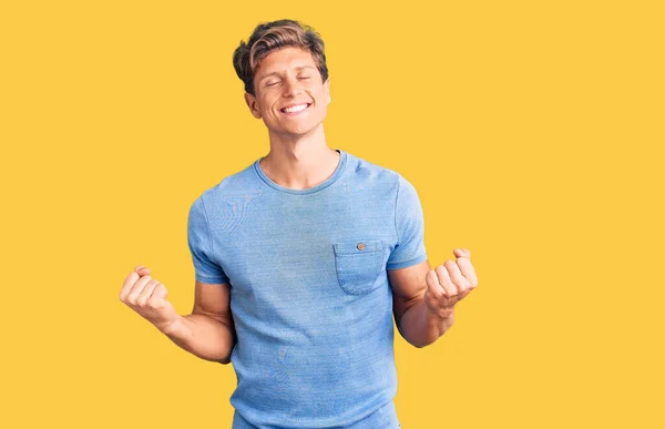 Homem Bonito Jovem Vestindo Roupas Casuais Muito Feliz Animado Fazendo — Fotografia de Stock