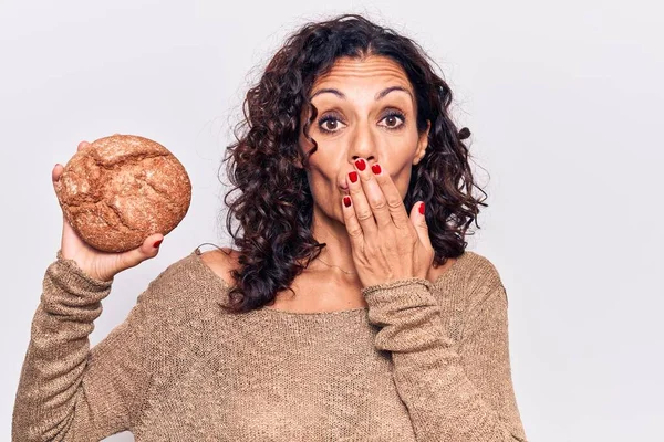 Orta Yaşlı Güzel Bir Kadın Ekmeği Eliyle Kaplıyor Şok Geçiriyor — Stok fotoğraf