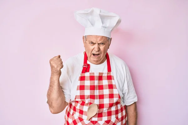 Älterer Grauhaariger Mann Professioneller Bäckerschürze Wütend Und Wütend Die Faust — Stockfoto