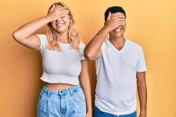 Jovem Casal Interracial Vestindo Camiseta Branca Casual Sorrindo Rindo Com — Fotografia de Stock