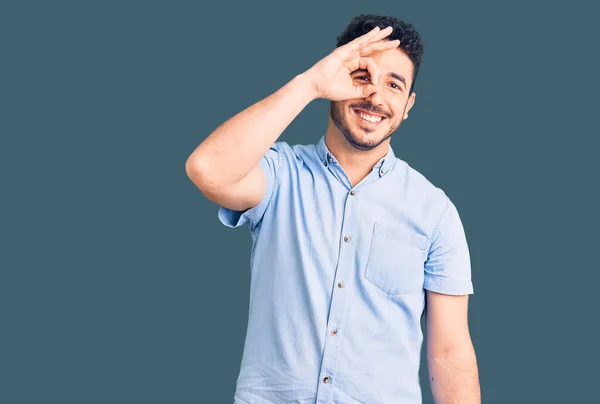Молодий Іспаномовний Чоловік Повсякденному Одязі Посміхається Щасливим Роблячи Знак Рукою — стокове фото
