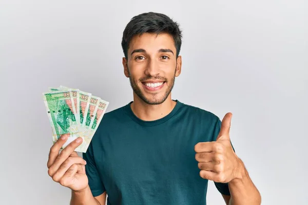 Joven Hombre Guapo Sosteniendo Billetes Hong Kong Dólares Sonriendo Feliz —  Fotos de Stock