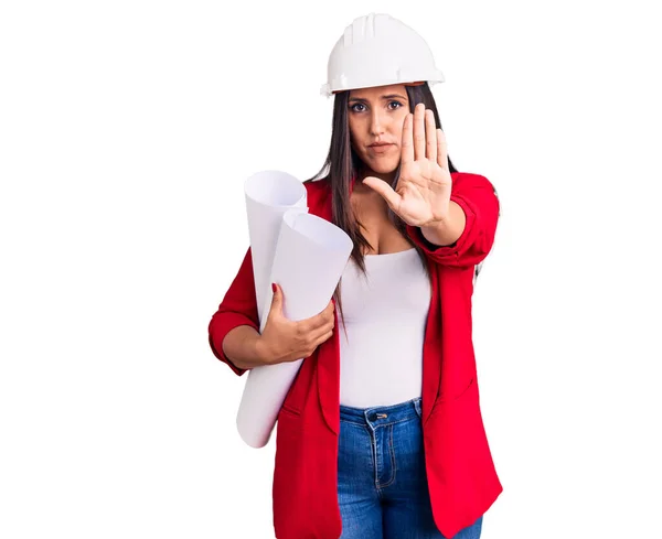 Jong Mooi Brunette Vrouw Dragen Hardhat Holding Architect Blauwdruk Met — Stockfoto