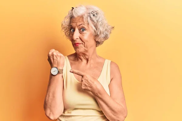 Senior Mujer Pelo Gris Con Ropa Casual Con Prisa Apuntando —  Fotos de Stock