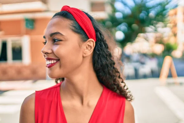 Joven Afroamericana Americana Sonriendo Feliz Caminando Ciudad — Foto de Stock