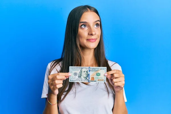 Ung Latinamerikansk Kvinna Håller 100 Dollar Sedel Ler Tittar Sidan — Stockfoto
