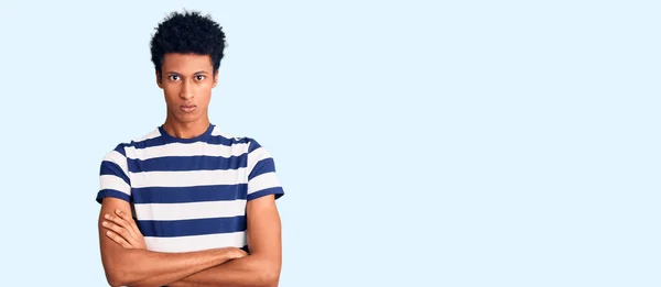 カジュアルな服を着ている若いアフリカ系アメリカ人の男性は懐疑的で緊張し 顔に交差した腕で表現を否定している 否定的な人 — ストック写真