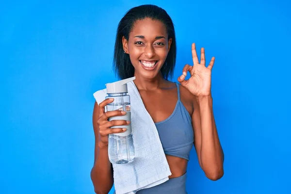 Junge Afrikanisch Amerikanische Frau Sportkleidung Trinkt Flasche Wasser Tut Zeichen — Stockfoto