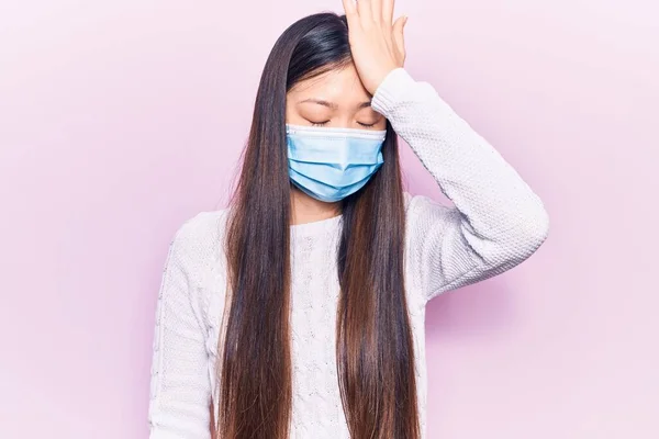 Νεαρή Όμορφη Κινέζα Γυναίκα Φορώντας Ιατρική Μάσκα Έκπληκτος Χέρι Στο — Φωτογραφία Αρχείου
