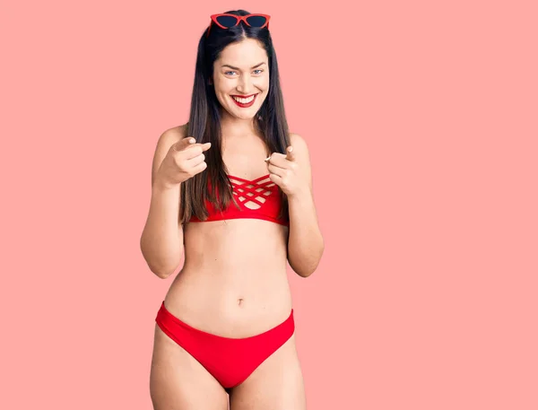 Joven Hermosa Mujer Caucásica Con Bikini Señalando Los Dedos Cámara —  Fotos de Stock