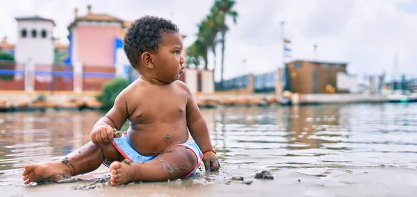 Αξιολάτρευτο Αφροαμερικανό Νήπιο Που Κάθεται Στην Παραλία — Φωτογραφία Αρχείου