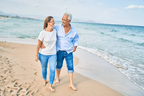 Pareja Hispana Mediana Edad Sonriendo Feliz Abrazándose Caminando Playa —  Fotos de Stock