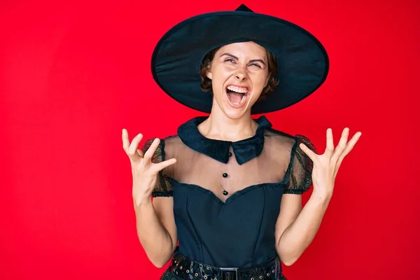 Jovem Hispânica Vestindo Bruxa Halloween Traje Louco Louco Gritando Gritando — Fotografia de Stock