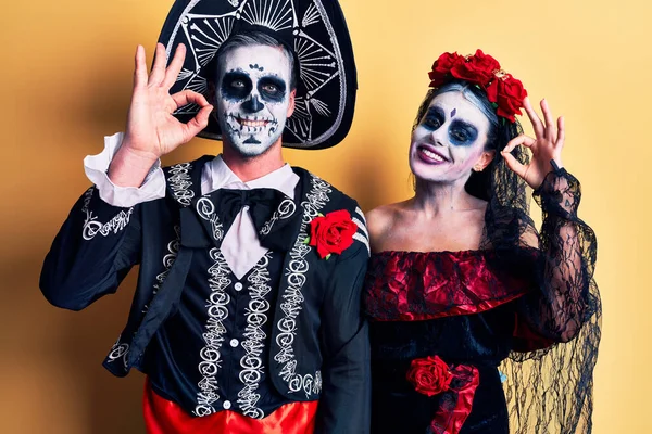 黄色の笑顔積極的な手と指でOkサインを行う上で死んだ衣装のメキシコの日を身に着けている若いカップル 成功した表現 — ストック写真