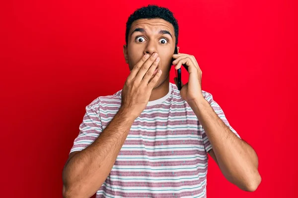 Homem Árabe Jovem Ter Conversação Falando Smartphone Cobrindo Boca Com — Fotografia de Stock