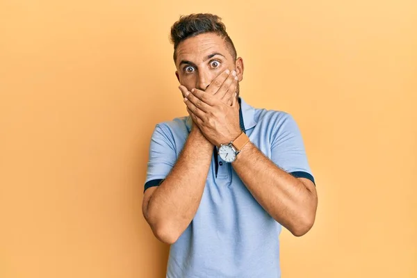 Homem Bonito Com Barba Vestindo Roupas Casuais Chocado Cobrindo Boca — Fotografia de Stock