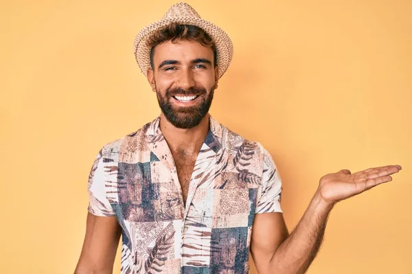 Joven Hispano Con Sombrero Verano Sonriente Alegre Presentando Señalando Con — Foto de Stock