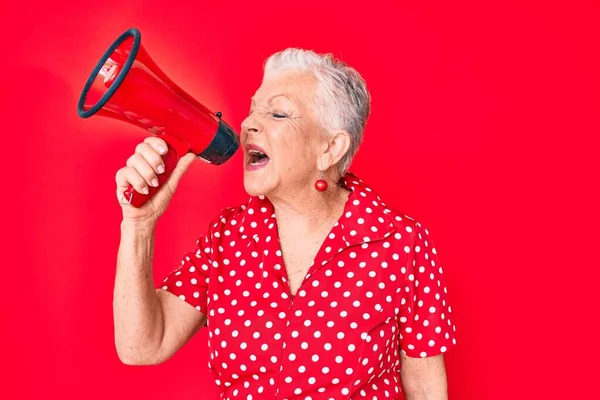 Senior Schöne Grauhaarige Frau Schreit Mit Megafon Über Isolierten Roten — Stockfoto