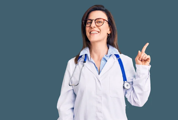 Joven Hermosa Mujer Con Estetoscopio Médico Gafas Con Una Gran —  Fotos de Stock