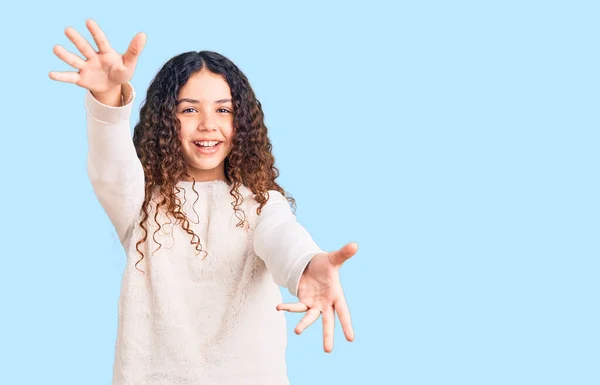 Mooi Meisje Met Krullend Haar Casual Kleren Kijkend Naar Camera — Stockfoto