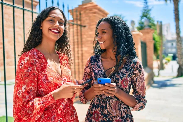 Afro Amerikaanse Moeder Dochter Glimlachen Gelukkig Met Behulp Van Smartphone — Stockfoto