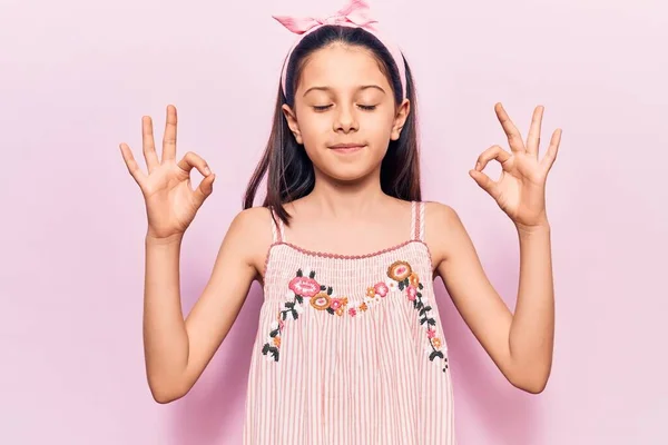 Schöne Kindermädchen Lässiger Kleidung Entspannen Und Lächeln Mit Geschlossenen Augen — Stockfoto