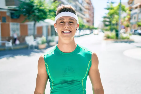 Joven Deportista Hispano Sonriendo Feliz Caminando Calle Ciudad — Foto de Stock