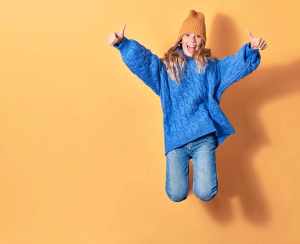 Junge Schöne Frau Lässiger Winterkleidung Lächelt Glücklich Springen Mit Einem — Stockfoto