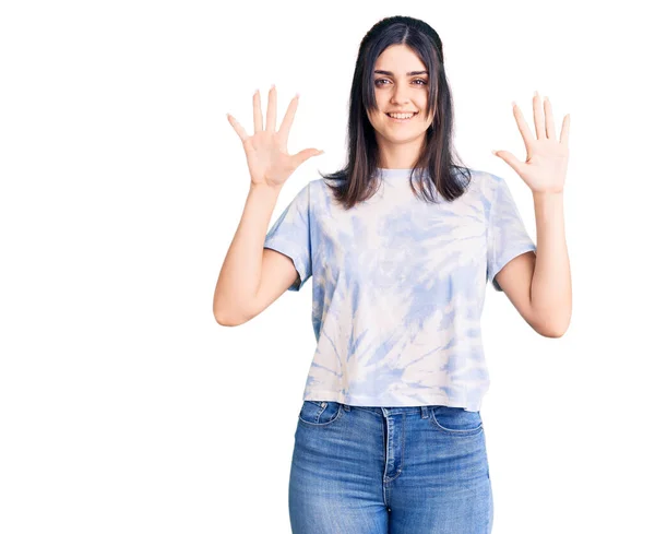 Mladá Krásná Dívka Sobě Ležérní Tričko Ukazuje Ukazuje Prsty Číslo — Stock fotografie