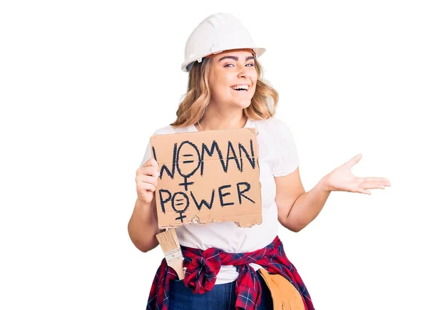 Joven Mujer Caucásica Sosteniendo Estandarte Del Poder Mujer Celebrando Victoria — Foto de Stock