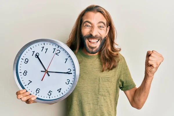 Hombre Atractivo Con Pelo Largo Barba Sosteniendo Gran Reloj Gritando —  Fotos de Stock