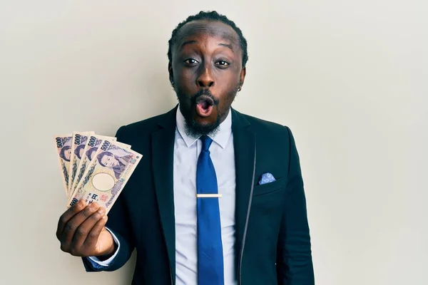 Handsome Young Black Man Wearing Business Suit Holding Yens Banknotes — Stock Photo, Image