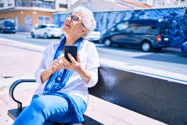Anciana Mujer Mayor Con Pelo Gris Sonriendo Feliz Aire Libre —  Fotos de Stock