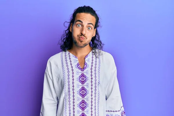 Mladý Pohledný Muž Dlouhými Vlasy Oblečený Bohémské Hipísácké Košili Čechrající — Stock fotografie