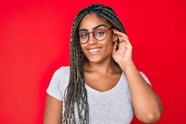 Mujer Afroamericana Joven Con Trenzas Vestidas Con Ropa Casual Gafas —  Fotos de Stock