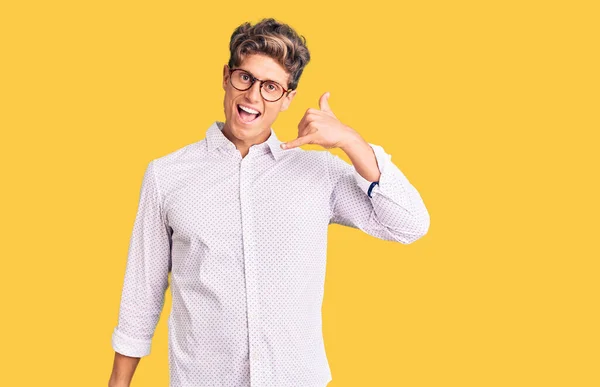 Joven Hombre Guapo Con Ropa Negocios Gafas Sonriendo Haciendo Gesto —  Fotos de Stock