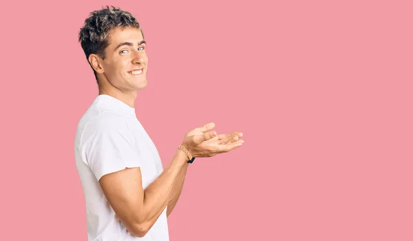 Jovem Homem Bonito Vestindo Camisa Branca Casual Apontando Para Lado — Fotografia de Stock