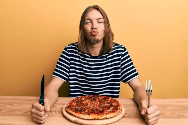 Jóképű Kaukázusi Férfi Hosszú Hajjal Finom Pepperónis Pizzát Eszik Miközben — Stock Fotó