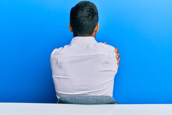 Schöner Hispanischer Mann Businesskleidung Der Auf Dem Tisch Sitzt Und — Stockfoto