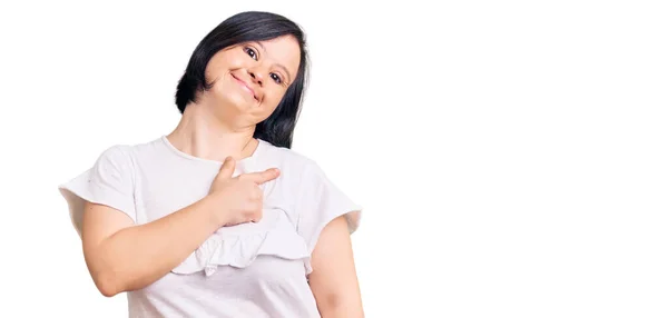 Mujer Morena Con Síndrome Vistiendo Camiseta Blanca Casual Alegre Con —  Fotos de Stock