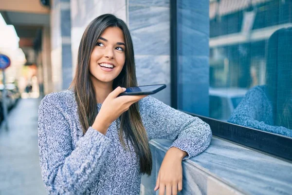 Jovem Bela Menina Hispânica Sorrindo Feliz Enviando Mensagem Voz Usando — Fotografia de Stock