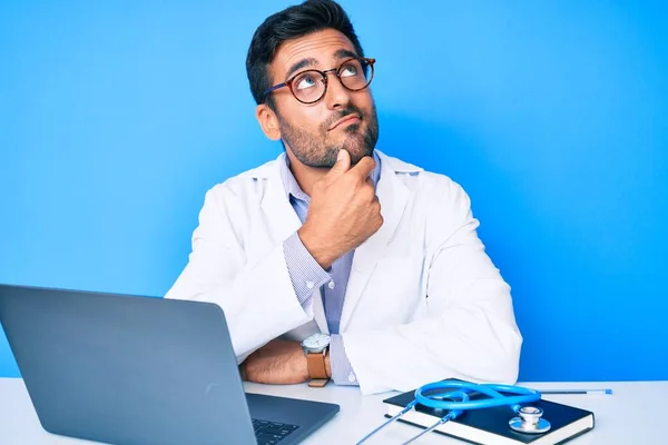 Joven Hombre Hispano Vistiendo Uniforme Médico Trabajando Clínica Pensando Concentrado — Foto de Stock