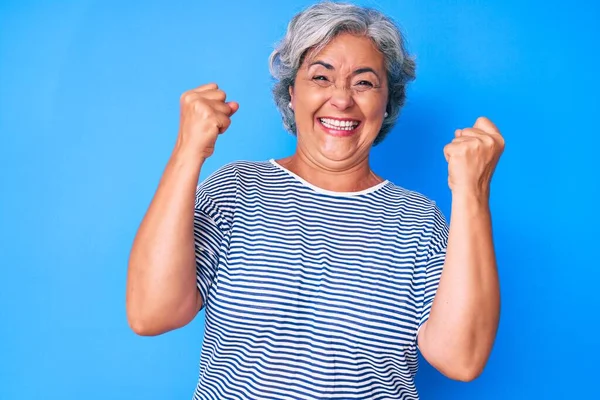 Ältere Hispanische Grauhaarige Frau Lässiger Kleidung Schreit Stolz Und Feiert — Stockfoto