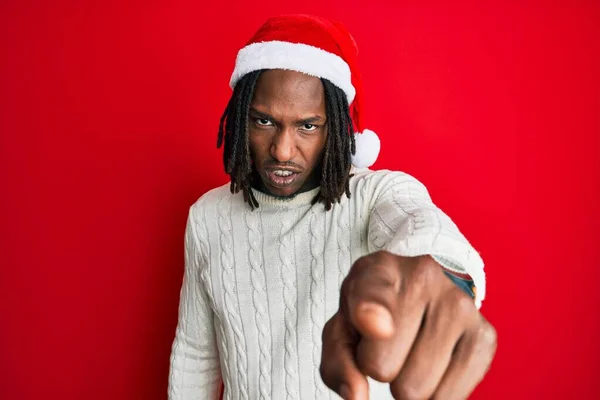 Africano Americano Com Tranças Usando Chapéu Natal Apontando Descontente Frustrado — Fotografia de Stock