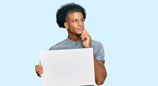 Africano Americano Com Cabelo Afro Segurando Banner Vazio Vazio Rosto — Fotografia de Stock