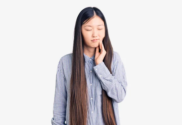 Genç Güzel Çinli Bir Kadın Diş Ağrısı Diş Hastalığından Dolayı — Stok fotoğraf