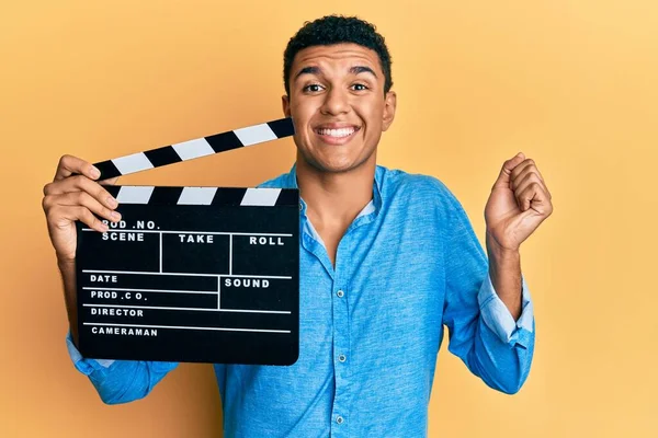 Junger Arabischer Mann Mit Videokassette Schreit Stolz Und Feiert Sieg — Stockfoto