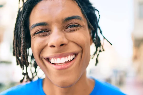 Jovem Afro Americano Sorrindo Feliz Olhando Para Câmera Rua Cidade — Fotografia de Stock